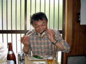 中村さんが釣ってきたアマゴを美味しそうに食べてる所